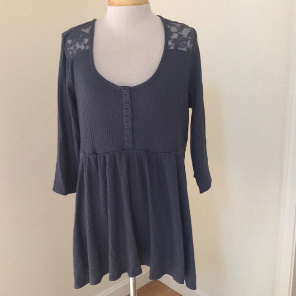 Torrid 1X gray high low top with lace detail. - Picture 1 of 8
